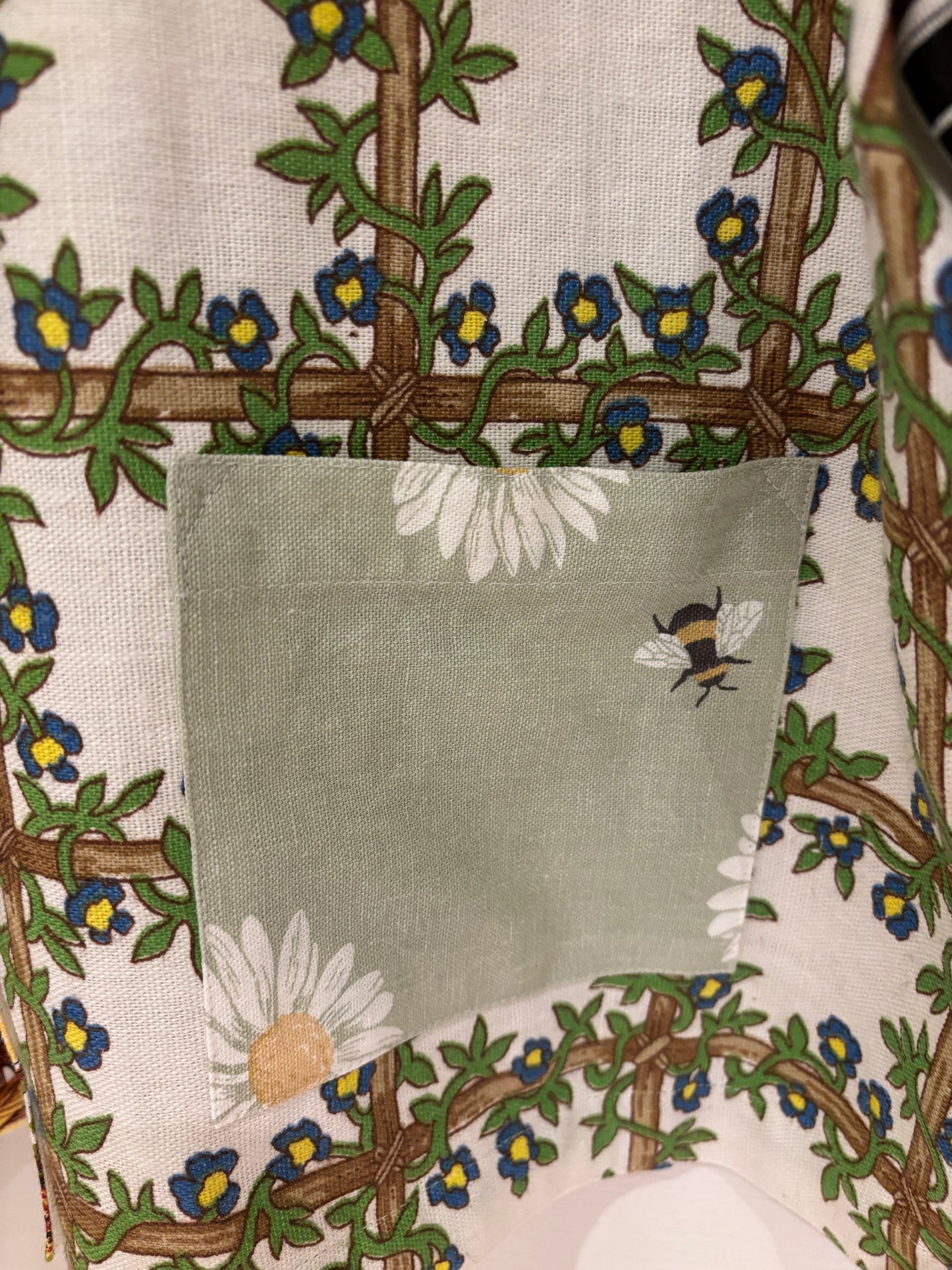 One size tea-shirt “Erddig and bees with flowers”